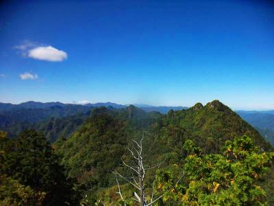 振り返って登ってきたピークを見る。アップダウンが激しいコースだ