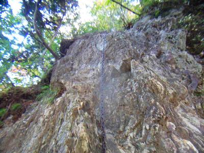 再びクサリ場。これ下山で戻るわけだけど、下りのこと考えると心折れそうだ