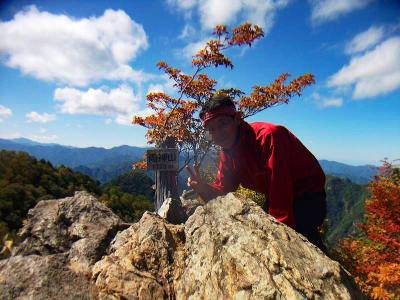 せっかく百名山の一座を登頂したので記念撮影を撮ってもらった。来ていた人から八丁峠から登ったって言ったらびっくりされた