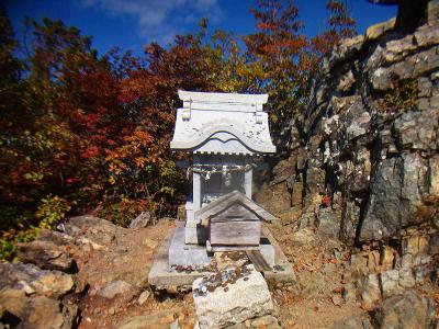 この山も何か祭られてるようで、奥宮かな！？設置されていた