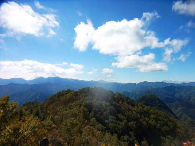 両神山山頂からの景色。何が見えてるのかわからないや。位置的に知らない山ばかりなので・・・