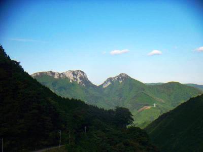 最後に下って珍しい岩肌の山が見えた。あの二つの山は一体何だろうか！？アップダウンをもう一度戻ってもうヘトヘトだけどお疲れ様でした