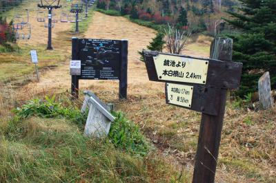 スキー場の下。これを登ってもいけるみたいだけど、今回は鏡池経由で行く。2.4kmだけど地図みればそこまでキツい感じはしない