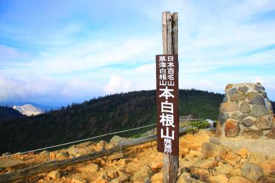 本白根展望所に到着。ここから本当は最高点に行こうと思ったけど、爆風すぎてもうこれ以上歩けないので断念