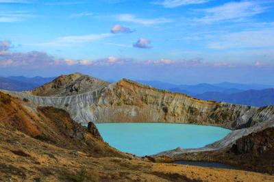 湯釜をズーム。色が濁っている感じがした