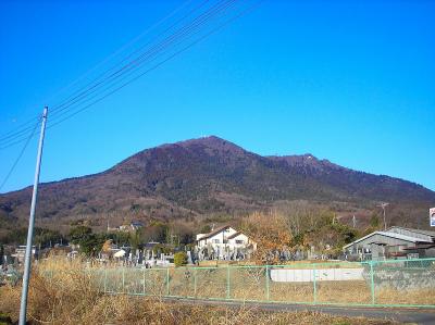 再びケーブルカーでおりて下から筑波山を見上げる
