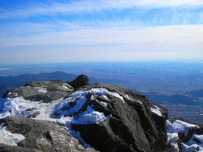この岩とバックの背景が絵になっていた。雪があるとやっぱいい感じやね