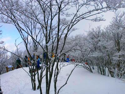 三峰山の山頂かな。人がたくさんいた