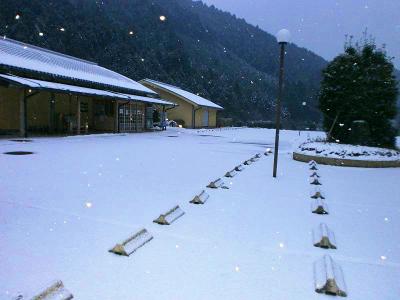 たかすみ温泉駐車場。ここからスタート。雪が降ってる