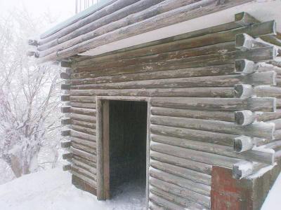 高見山山頂直下にある非難小屋。今日はこの中で昼食をとるけど、さきに山頂へ