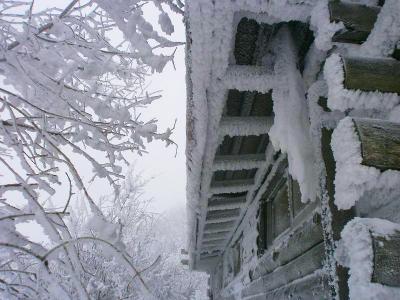 小屋にこびりついた雪も風の影響を受けている感があるね