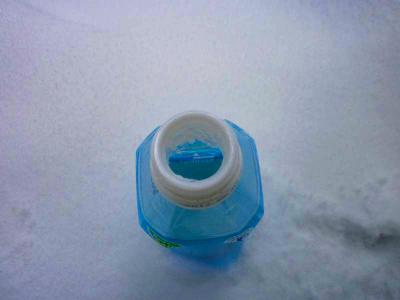 またペットボトルが凍ってる