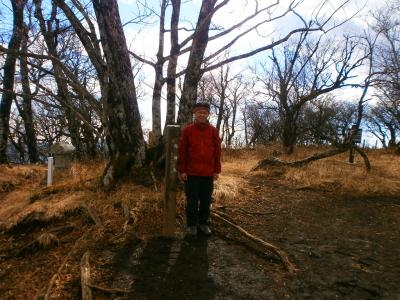 檜洞丸の山頂(1601m)に到着。人がいたので記念撮影をしてもらった