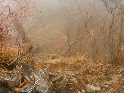 ガスの中でこの急斜面の下り・・・鎖場だけど慎重に降りないとヤバイ