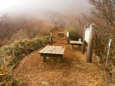 犬越路に到着。立派な椅子なのか、テーブルにも見えるけど・・・