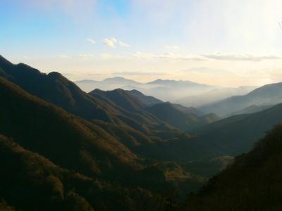 夕方に谷を見下ろすのもなかなかいい感じだった。向こうの山は一体何だろうね