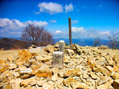 日出ヶ岳山頂(1695m)に到着。ここでも台高山脈最高峰だったりする