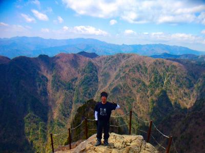 大蛇嵓でも一応記念撮影をとる。岩の先端に立つとさすがにちょっと怖いかも