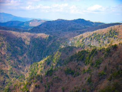 中の滝をズーム。ここからこんな風に見えてるってことは、実際に下から見たりするとすごい落差なんだろうね