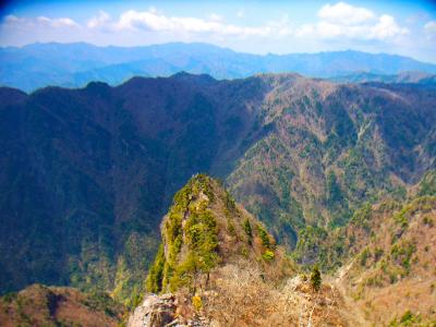 これが大蛇嵓の岩なのかな！？まあここに登る人なんていないと思うけど見る岩って感じかな。ちなみに向こう側に見てる山は大峰山脈