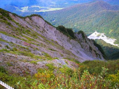 すごい絶壁。岩というよりもう崩れている感じだけどね