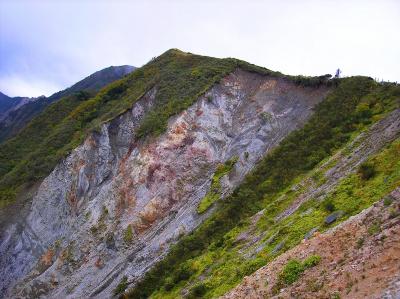 この崩れ方は人工的っぽいけど自然に崩れ落ちたんだろう。冬ホワイトアウトの時はヤバそうだ