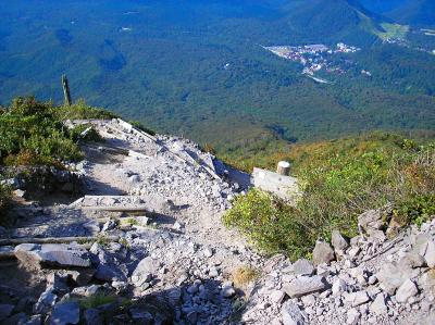 ガレ場の階段が続く。ずいぶん高いところまで登ってきた感がある