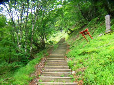 洞辻茶屋からは急坂の階段続き