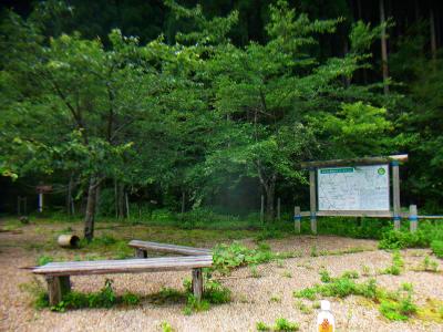下りきったところは広場になっていて、ここから道路に出る