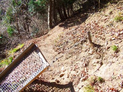 鞍掛峠まで荒れた道や急な登りが続く