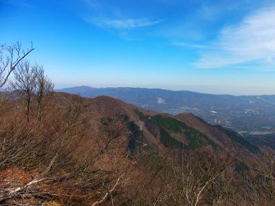 一気に展望が良い道になる。中央左よりの向こう側には白山が見えていた