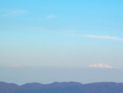 右側の御嶽山をズーム。左側の白くなった山は何だろう！？