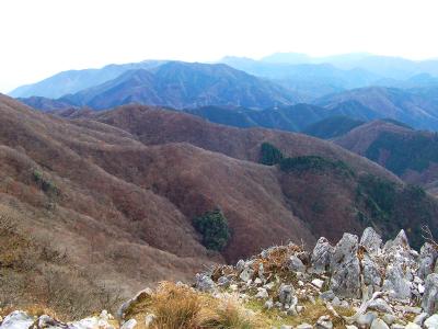 ボタンブチからは東側の展望がある。どれが何の山かわからないけどね
