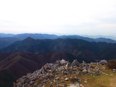 ボタンブチから南東側の景色。市街地がちょこっと見える