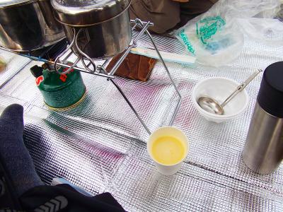 御池岳の山頂付近に戻って昼食にする。最初はポタージュスープを飲む