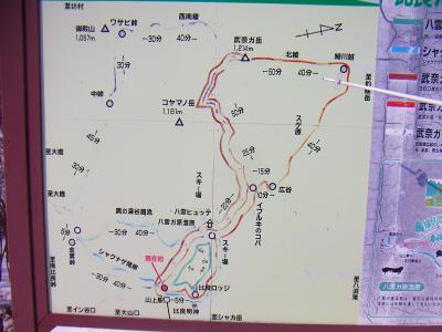 案内板を見るとここから八雲ヶ原を経て一時間以上かかるな