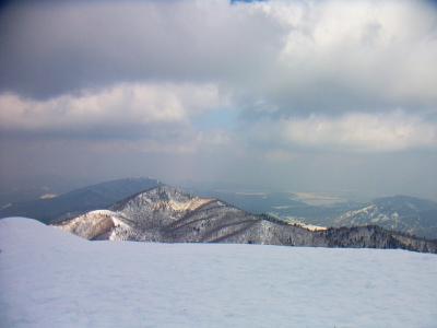 青空がほぼなくなって雲が多くなったので琵琶湖も見えない。というより霞もすごい