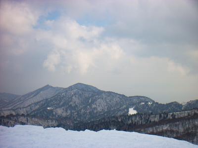 ズームでさっきの山を見てみる。写真撮ったけど実はどの方角だったのか覚えてないので調べようがなかった