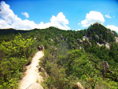 岩群を見ながらの道を歩いていく。こういう道は歩いていて気持ちが良い
