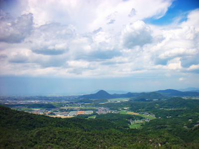 天狗岩からの展望。やはり三上山が特徴的な形をして目立っている