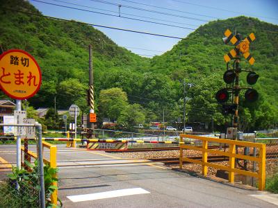 JRの踏み切りをわたる