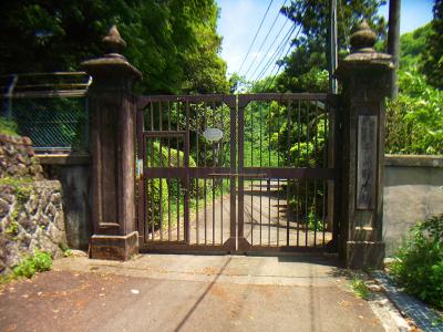 千苅貯水場。道路はここで終わりで右側の川のほうへ