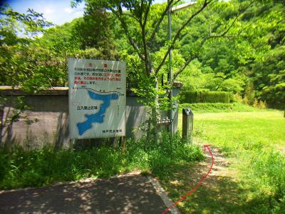 ここを右側に入って行く