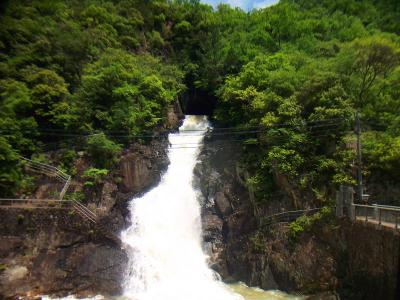 人工の滝？トンネルから水がものすごい勢いで流れてきている
