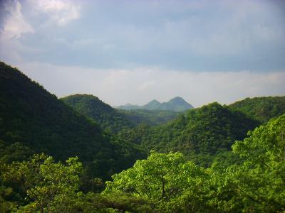 向こう側に見えてる山は何だろうか！？羽束山っぽい気もするけど反対側からだとわからない