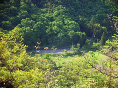 下を見ると通った千苅貯水場と駐車場が見えた