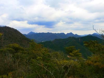 南東の展望。色々山が見えてるけど無名の山ばかりだろうか！？