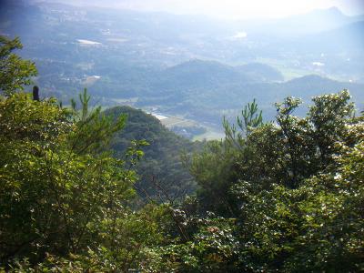 わずかな展望ながら下界を望む。そこまで高いところではない感じもするけど、下りはどのくらいだろう