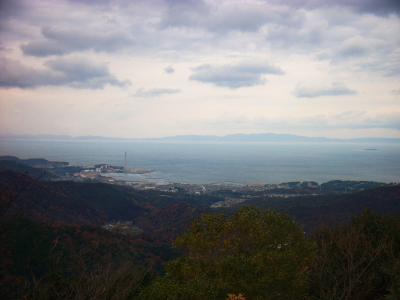 泉南飯盛山山頂の向こう側からは海が見える展望がある