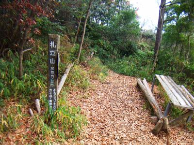 山頂には椅子もあるのでここで休憩しても良いということなのかな。まだまだいけそうなのでどんどん進む